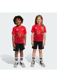 Adidas - Zestaw adidas x Marvel Iron Man Tee Kids. Kolor: czerwony, wielokolorowy, biały. Wzór: motyw z bajki