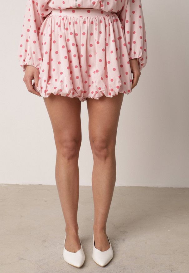 Born2be - Różowe Szorty z Bawełną i Wiskozą o Kroju Bombki w Kropki Haros. Okazja: na co dzień. Kolor: różowy. Materiał: wiskoza, bawełna. Wzór: kropki. Styl: elegancki, casual