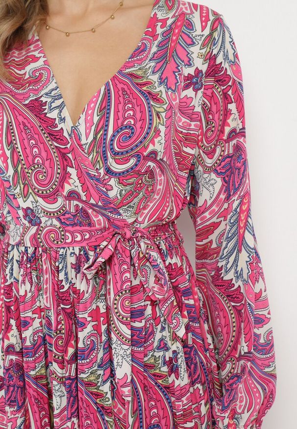 Born2be - Ciemnoróżowa Plisowana Sukienka z Gumką w Pasie i Wzorem Paisley Carella. Kolor: różowy. Materiał: materiał. Wzór: paisley. Typ sukienki: kopertowe. Styl: elegancki. Długość: maxi