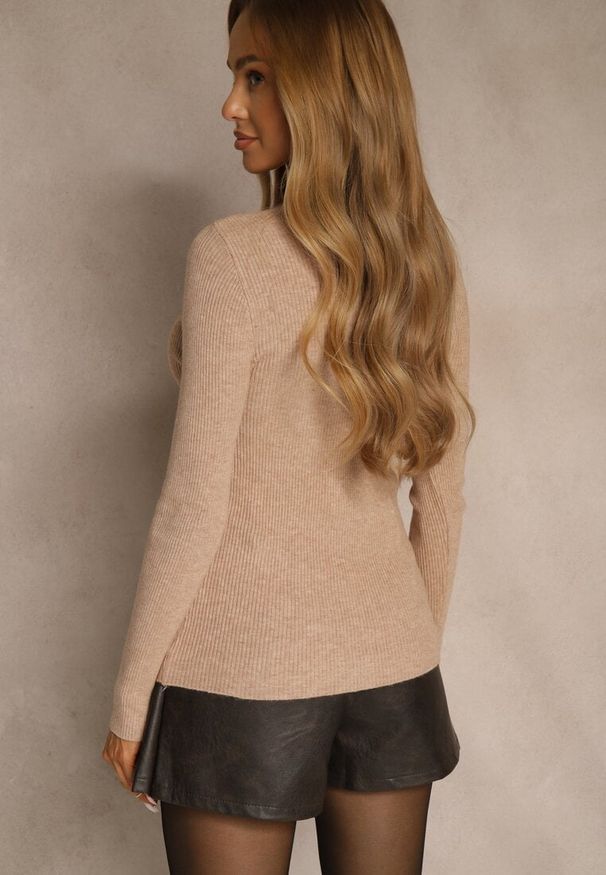 Renee - Ciemnobeżowy Sweter z Bawełną z Prążkowanej Dzianiny Reisaria. Okazja: na co dzień. Kolor: beżowy. Materiał: prążkowany, dzianina, bawełna. Styl: casual, klasyczny