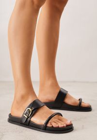 Born2be - Czarne Klapki z Dwoma Paskami i Metaliczną Klamrą Doriax. Okazja: na spacer, na co dzień. Kolor: czarny. Styl: casual, klasyczny #1