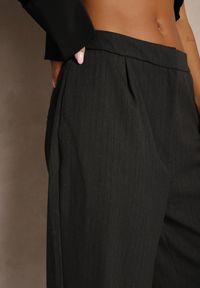 Renee - Ciemnoszare Garniturowe Spodnie o Szerokich Nogawkach Lekko Prążkowane High Waist Belbanne. Okazja: na spotkanie biznesowe. Stan: podwyższony. Kolor: szary. Materiał: prążkowany. Styl: elegancki, wizytowy, biznesowy #3