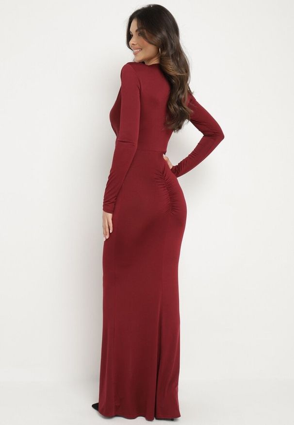 Born2be - Bordowa Wieczorowa Taliowana Sukienka Ozdobiona Marszczeniem i Metaliczną Aplikacją Emirella. Kolor: czerwony. Wzór: aplikacja. Typ sukienki: proste. Styl: wizytowy