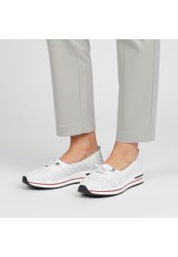 Półbuty damskie S.Barski, cholewka ze skóry naturalnej gładkiej z perforacją wsuwany fason dekoracyjna kokardka zaokrąglony nosek kontrastowe wstawki. Kolor: biały. Materiał: skóra. Szerokość cholewki: normalna. Wzór: gładki #1