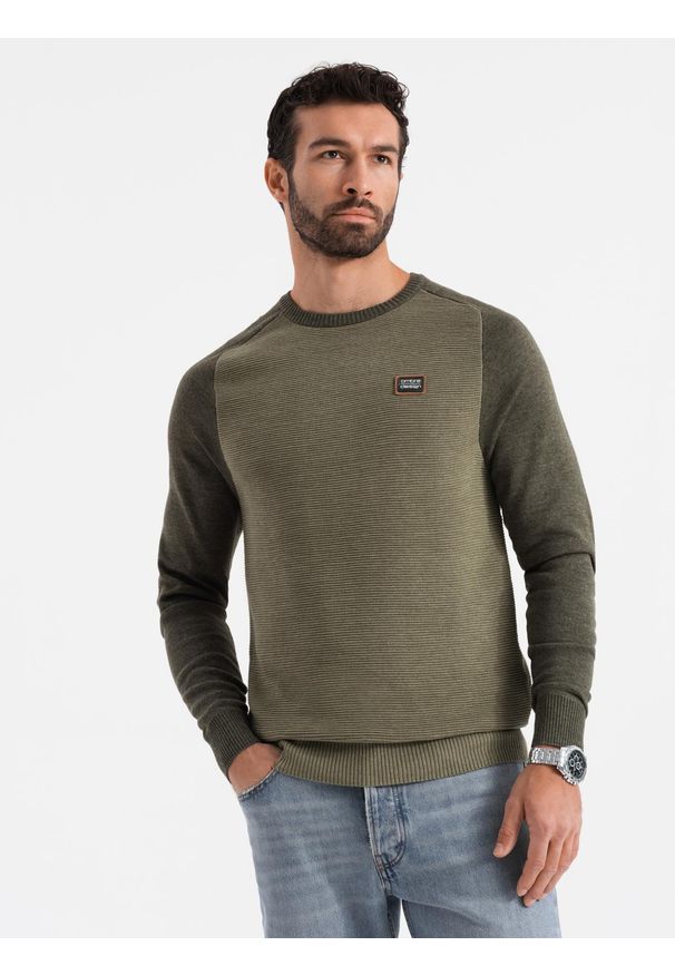 Ombre Clothing - Bawełniany sweter męski z naszywką i raglanowymi rękawami – oliwkowy V2 - Rozmiar: XXL. Okazja: na co dzień. Kolor: niebieski. Materiał: bawełna. Długość rękawa: raglanowy rękaw. Wzór: aplikacja. Styl: casual