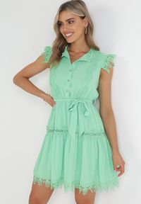 Born2be - Zielona Rozkloszowana Sukienka Mini z Koronką i Wiązanym Paskiem Wikeen. Kolor: zielony. Materiał: koronka. Wzór: koronka. Długość: mini #4