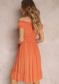Renee - Pomarańczowa Sukienka Hiszpanka z Falbanką Anarine. Typ kołnierza: dekolt hiszpanka. Kolor: pomarańczowy. Materiał: tkanina #3