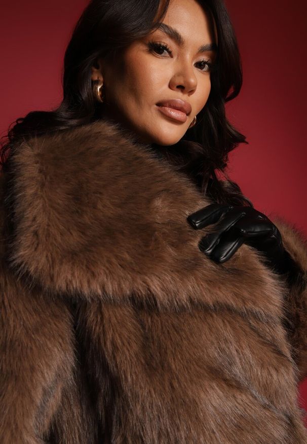 Renee - Brązowa Kurtka ze Sztucznego Futra Ozdobiona Kołnierzem Meriian. Okazja: na imprezę, do pracy, na co dzień. Kolor: brązowy. Materiał: futro. Długość: długie. Wzór: aplikacja. Styl: elegancki, casual