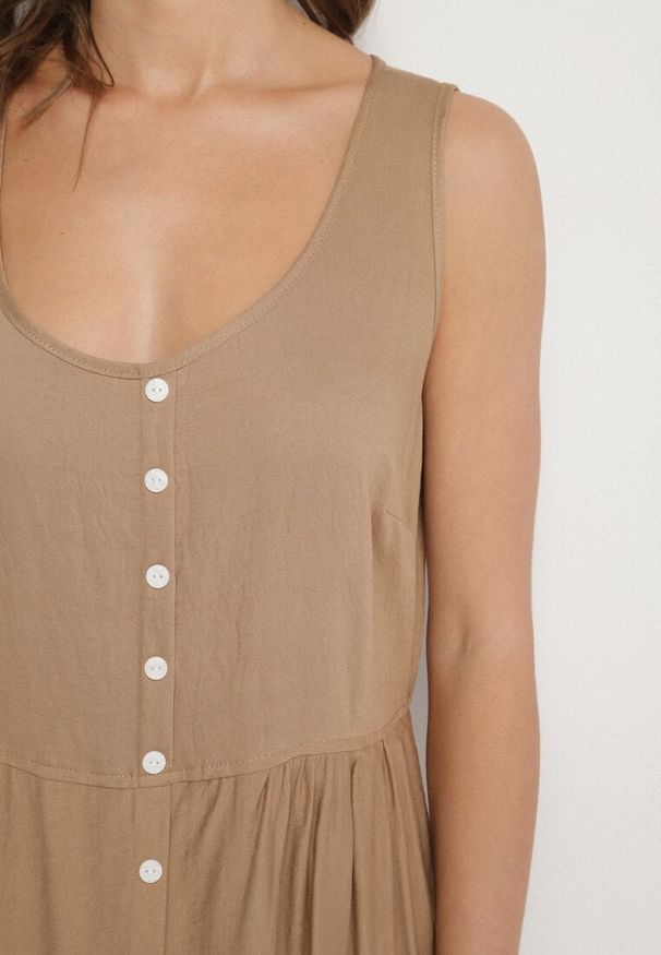 Born2be - Ciemnobeżowa Wiskozowa Sukienka o Rozkloszowanym Kroju z Guzikami Natesana. Okazja: na spacer, na co dzień. Kolor: beżowy. Materiał: wiskoza. Typ sukienki: proste. Styl: casual