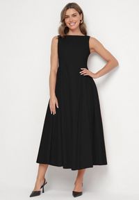 Born2be - Czarna Sukienka Bawełniana o Rozkloszowanym Fasonie z Dekoltem Łódką i Kieszeniami Elenira. Typ kołnierza: dekolt w łódkę. Kolor: czarny. Materiał: bawełna. Typ sukienki: rozkloszowane. Styl: elegancki #1