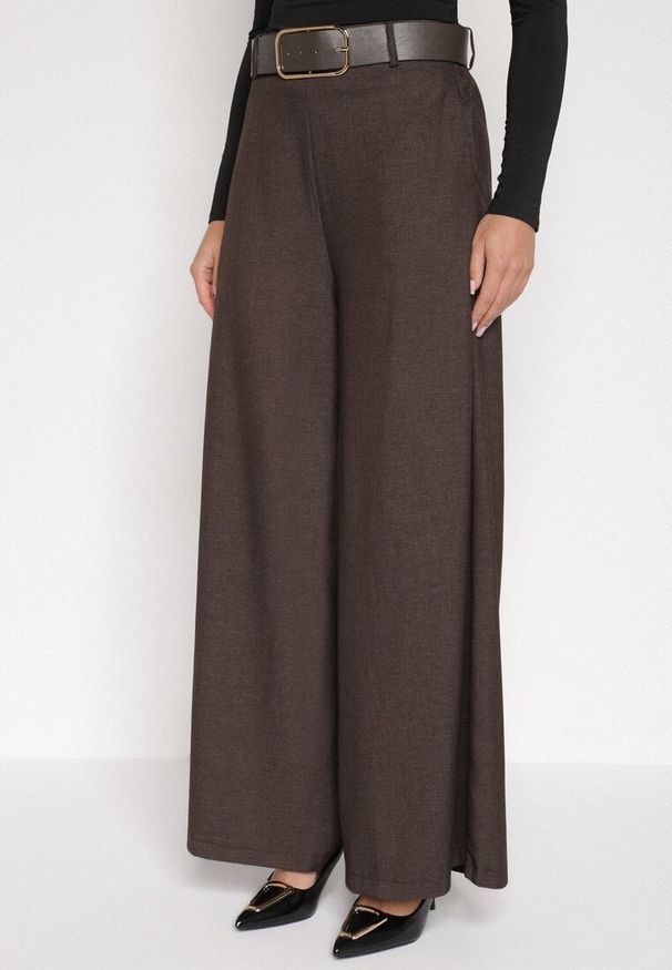 Born2be - Brązowe Bawełniane Szerokie Spodnie Garniturowe z Wysokim Stanem i Paskiem Tusamia. Okazja: na co dzień, na spotkanie biznesowe. Stan: podwyższony. Kolor: brązowy. Materiał: bawełna. Styl: klasyczny, casual, elegancki, biznesowy