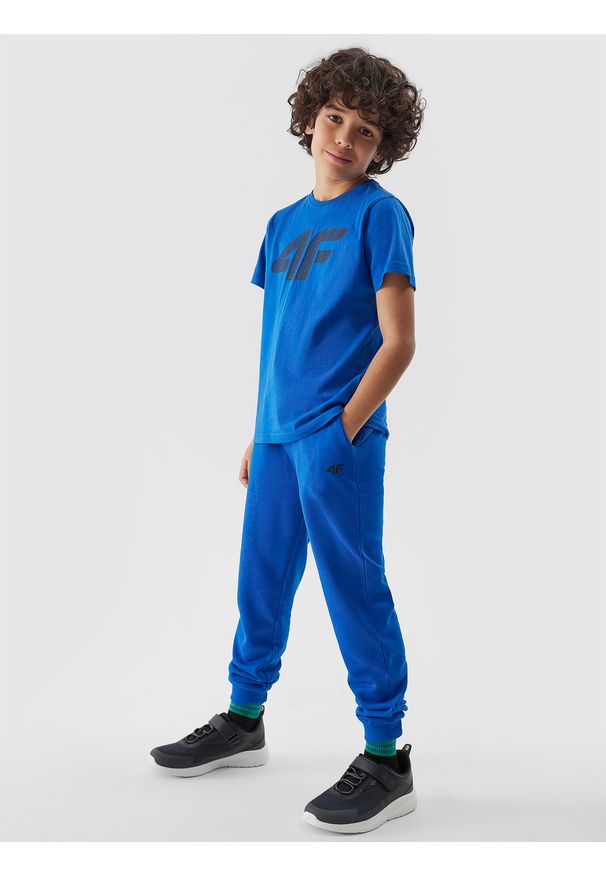 4f - Spodnie dresowe joggery chłopięce - niebieskie. Okazja: na co dzień. Kolor: niebieski. Materiał: dresówka. Wzór: gładki, ze splotem. Sezon: lato. Styl: casual, sportowy