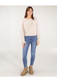 Unisono - Gładki sweter z broszką. Typ kołnierza: dekolt w łódkę. Kolekcja: plus size. Materiał: dzianina. Długość rękawa: długi rękaw. Długość: długie. Wzór: gładki