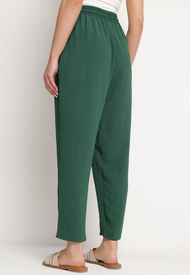 Born2be - Zielone Spodnie Luźne z Kieszeniami i Gumką w Talii oraz Sznurkiem Enivia. Okazja: na co dzień. Kolor: zielony. Styl: casual, elegancki