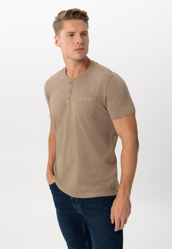 Volcano - T-shirt z dekoltem na guziki T-WARU. Okazja: na co dzień, na spacer. Typ kołnierza: typu henley. Kolekcja: plus size. Materiał: jeans, materiał, bawełna. Długość rękawa: krótki rękaw. Długość: krótkie. Wzór: melanż. Styl: klasyczny, casual, elegancki