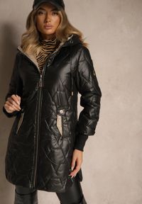 Renee - Czarna Casualowa Kurtka z Kapturem i Pikowanymi Przeszyciami Emmize. Okazja: na co dzień. Typ kołnierza: kaptur. Kolor: czarny. Materiał: jeans. Styl: casual #5