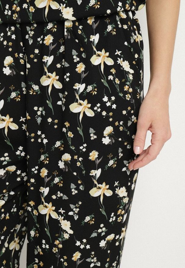 Born2be - Czarne Spodnie z Wysokim Stanem w Kwiaty Borsedi. Okazja: na co dzień, na spacer. Stan: podwyższony. Kolor: czarny. Wzór: kwiaty. Styl: casual, elegancki