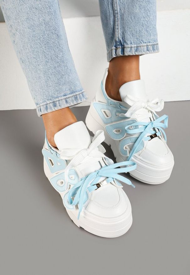 Renee - Biało-Niebieskie Sneakersy Vices na Płaskiej Podeszwie z Geometryczną Aplikacją Nelenith. Okazja: na co dzień. Kolor: biały. Materiał: jeans. Wzór: aplikacja, geometria. Obcas: na płaskiej podeszwie