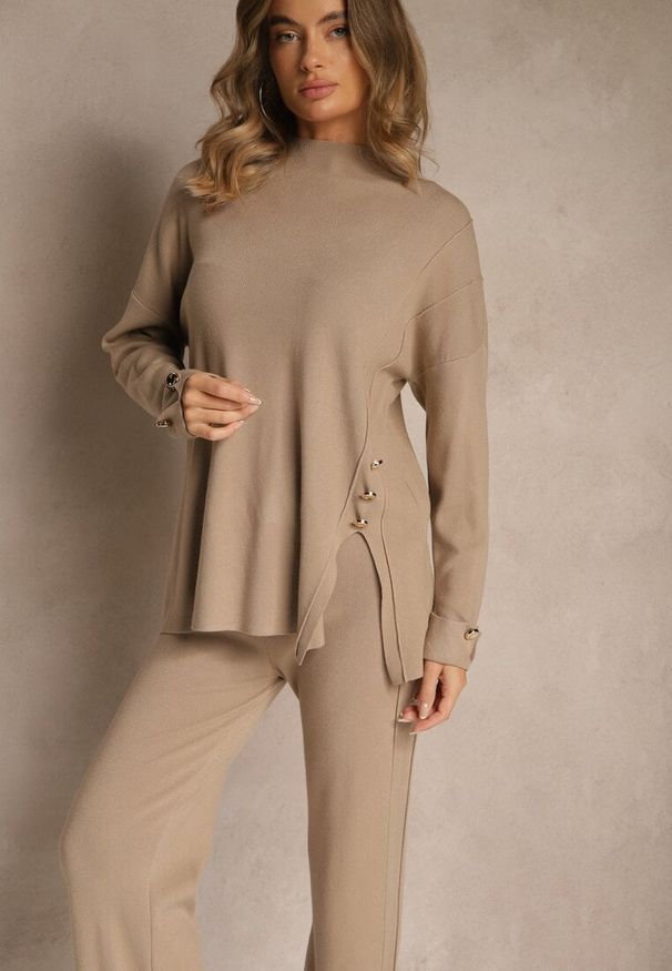 Renee - Beżowy Komplet z Dzianiny z Wiskozą Spodnie i Sweter z Ozdobnymi Guzikami Unarea. Kolor: beżowy. Materiał: dzianina, wiskoza. Wzór: aplikacja