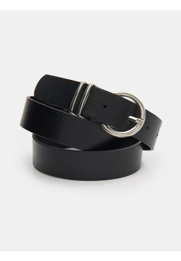 Sinsay - Pasek z imitacji skóry ze srebrną klamrą i srebrnymi szlufkami - czarny. Kolor: czarny. Materiał: skóra