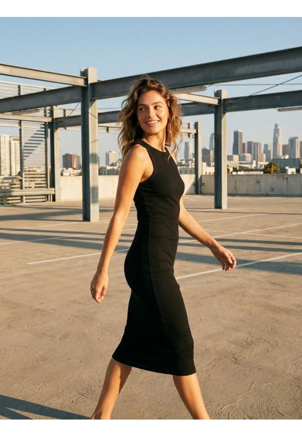 Sinsay - Bawełniana prążkowana sukienka midi bez rękawów - czarny. Kolor: czarny. Materiał: bawełna, prążkowany. Długość rękawa: bez rękawów. Długość: midi