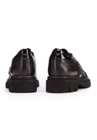 Wittchen - Damskie sneakersy skórzane z łańcuszkiem czarne. Okazja: na co dzień. Nosek buta: okrągły. Kolor: czarny. Materiał: skóra. Wzór: aplikacja #2