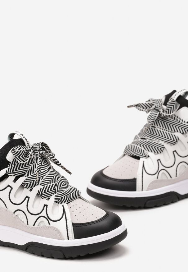Born2be - Białe Sneakersy z Przeszyciami i Szerokim Wiązaniem Leontine. Kolor: biały