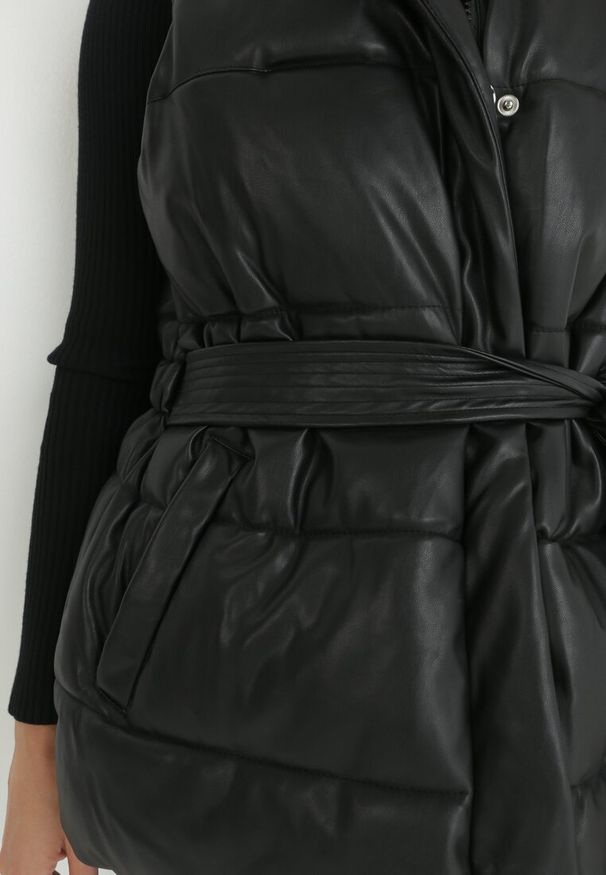 Born2be - Czarna Kamizelka z Ekoskóry Pikowana z Wiązanym Paskiem Talos. Kolor: czarny. Materiał: skóra, materiał. Długość rękawa: bez rękawów. Wzór: aplikacja, paski