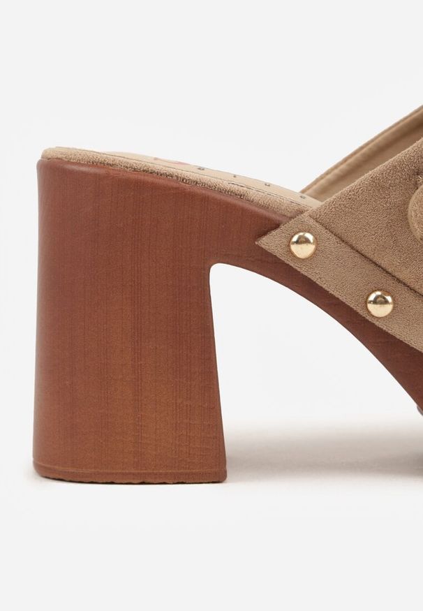 Renee - Ciemnobeżowe Klapki na Słupku w Stylu Chodaków z Klamrami i Nitami Semelaia. Okazja: na co dzień. Kolor: beżowy. Wzór: aplikacja. Obcas: na słupku. Styl: casual, boho