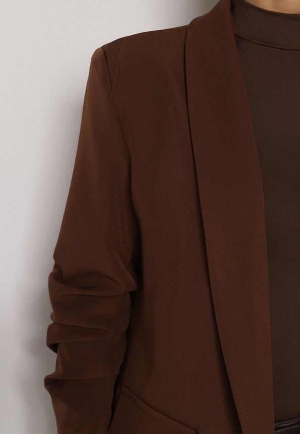 Born2be - Jasnobrązowa Niezapinana Marynarka Pudełkowa z Wiskozą z Marszczonymi Rękawami Feniravia. Okazja: na spotkanie biznesowe, do pracy. Kolor: brązowy. Materiał: wiskoza. Styl: biznesowy