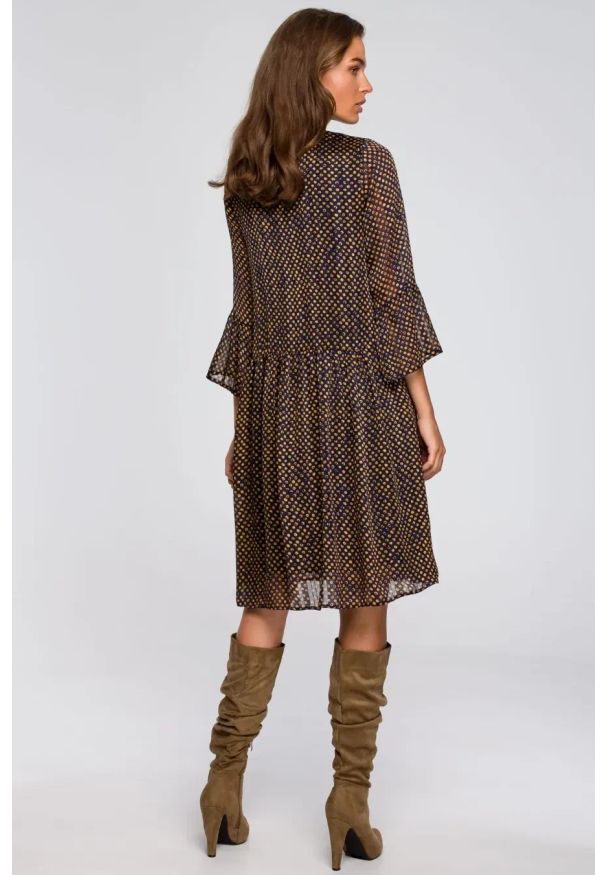 Stylove - Sukienka rozkloszowana szyfonowa w groszki dekolt V granat. Okazja: na randkę. Kolor: niebieski. Materiał: szyfon. Wzór: grochy. Typ sukienki: oversize. Styl: wizytowy