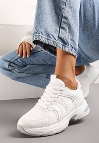 Born2be - Białe Sneakersy z Ozdobnymi Przeszyciami Liveniza. Kolor: biały