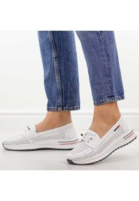 Białe ażurowane skórzane półbuty damskie T.Sokolski w26-647. Nosek buta: okrągły. Kolor: biały. Materiał: skóra. Szerokość cholewki: normalna. Wzór: ażurowy, aplikacja. Sezon: wiosna, jesień, lato. Styl: elegancki, klasyczny #1