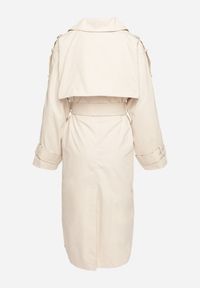 Born2be - Beżowy Dwurzędowy Płaszcz Trencz z Wiązanym Paskiem Rozcięciem i Klapą Terezi. Okazja: na co dzień. Kolor: beżowy. Materiał: jeans. Styl: casual, elegancki, klasyczny #4