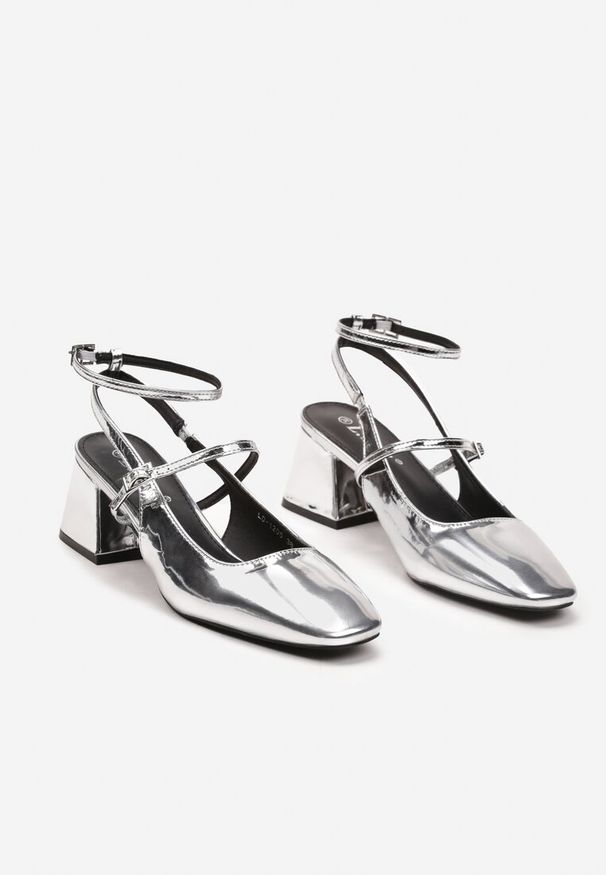Born2be - Srebrne Czółenka z Lakierowanej Ekoskóry Typu Slingback na Słupku z Dwoma Paskami Xeralia. Zapięcie: pasek. Kolor: srebrny. Materiał: lakier. Obcas: na słupku. Styl: klasyczny. Wysokość obcasa: średni