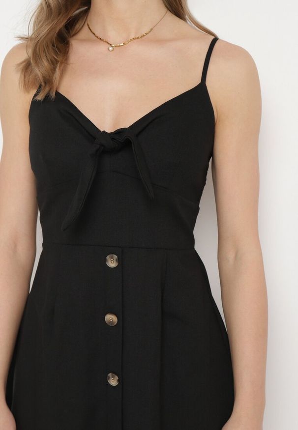 Born2be - Czarna Sukienka Unneeded. Okazja: na randkę, na imprezę. Kolor: czarny. Długość rękawa: na ramiączkach. Wzór: aplikacja. Typ sukienki: rozkloszowane. Styl: wakacyjny. Długość: mini