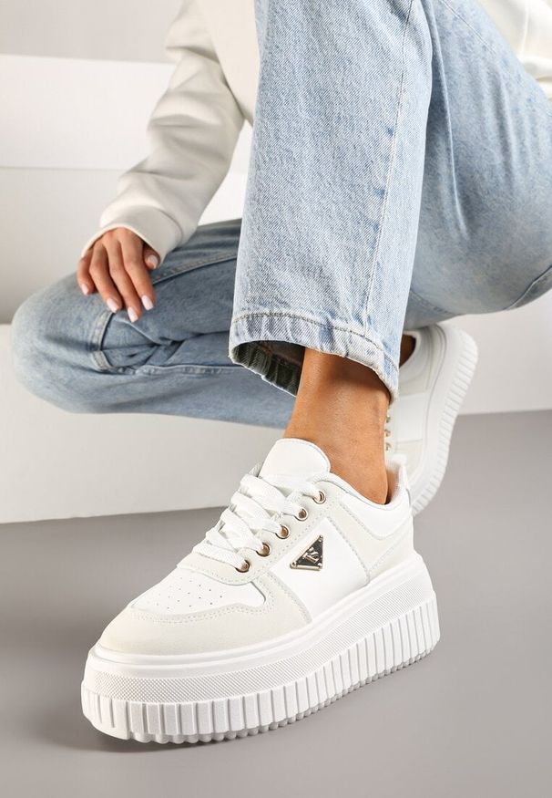Renee - Białe Sznurowane Sneakersy Vices Tłoczonej Platformie Ozdobione Trójkątem Raviri. Zapięcie: sznurówki. Kolor: biały. Materiał: jeans. Wzór: aplikacja. Obcas: na platformie