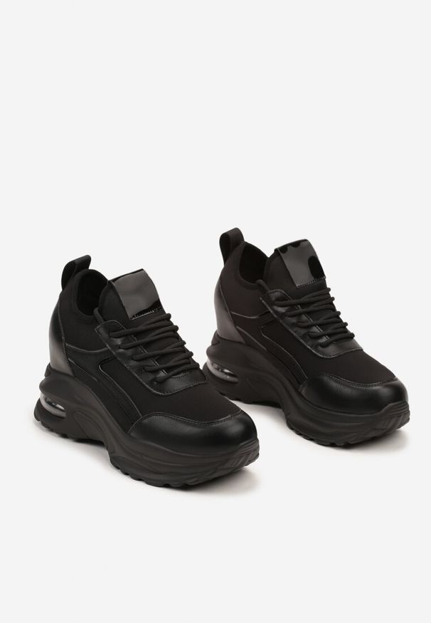 Renee - Czarne Sneakersy na Koturnie Ozdobione Metalicznym Wykończeniem Vliraya. Okazja: na co dzień. Kolor: czarny. Materiał: jeans. Wzór: aplikacja. Sezon: wiosna, lato. Obcas: na koturnie