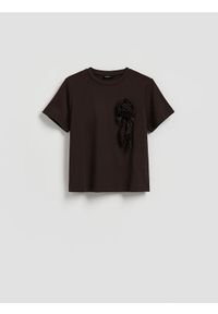 Reserved - T-shirt z kwiatową aplikacją - ciemnobrązowy. Kolor: brązowy. Materiał: dzianina, bawełna. Wzór: aplikacja, kwiaty #1
