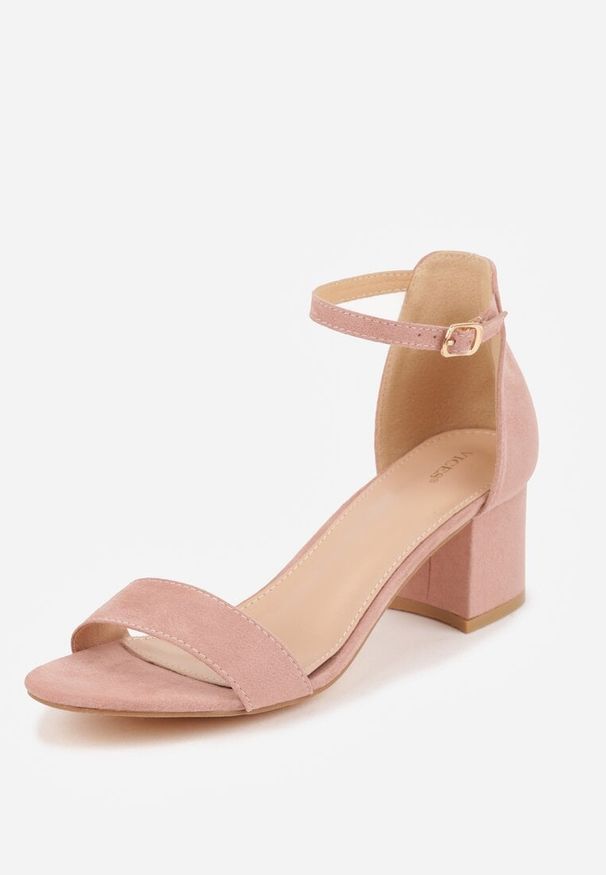 Renee - Jasnoróżowe Basicowe Sandały na Słupku Vices z Paskiem Wokół Kostki Varhira. Okazja: na wesele, na randkę, na ślub cywilny. Zapięcie: pasek. Kolor: różowy. Materiał: satyna. Obcas: na słupku. Styl: klasyczny, elegancki