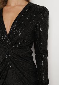 Born2be - Czarna Cekinowa Sukienka Mini z Głębokim Dekoltem z Gumką w Talii i Drapowaniem Sovrana. Kolor: czarny. Materiał: materiał. Typ sukienki: kopertowe. Długość: mini #4