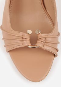 Born2be - Ciemnobeżowe Sandały VICES na Szpilce Ozdobione Marszczeniem i Aplikacją Elinaris. Okazja: na co dzień, do pracy. Kolor: beżowy. Wzór: aplikacja. Obcas: na szpilce. Styl: wizytowy, casual, elegancki #8