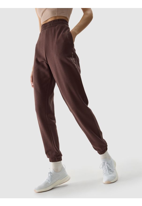4f - 4F Spodnie dresowe joggery damskie - brązowe XL. Kolor: brązowy. Materiał: dresówka. Wzór: gładki, ze splotem, napisy