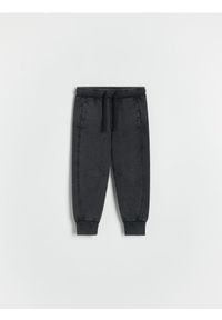 Reserved - Dresowe spodnie z efektem sprania - ciemnoszary. Kolor: szary. Materiał: dresówka #1