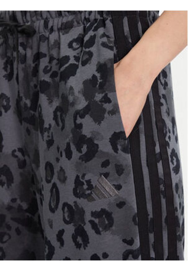 Adidas - adidas Spodnie dresowe Animal Print 3-Stripes JM1839 Beżowy. Kolor: beżowy. Materiał: bawełna. Wzór: nadruk