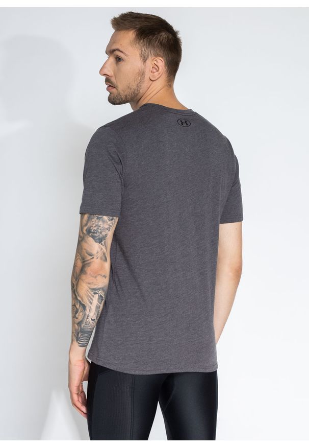 Koszulka Under Armour Sportstyle Big Logo SS (1329583-019). Kolor: szary. Materiał: poliester, bawełna. Długość: długie. Sport: kolarstwo, wspinaczka, fitness