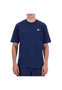 Koszulka New Balance MT41509NNY - granatowa. Kolor: niebieski. Materiał: bawełna. Długość rękawa: krótki rękaw. Długość: krótkie. Wzór: haft