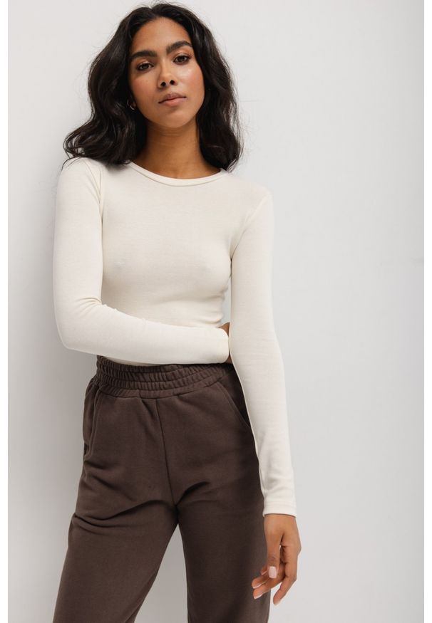 Marsala - Dopasowany top z długim rękawem z gładkiej dzianiny w kolorze LIGHT BEIGE - MOODY. Materiał: dzianina. Długość rękawa: długi rękaw. Długość: długie. Wzór: gładki
