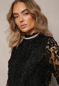 Renee - Czarna Bluzka Koronkowa Rissanen. Typ kołnierza: kołnierzyk stójkowy. Kolor: czarny. Materiał: koronka. Długość: długie. Wzór: koronka