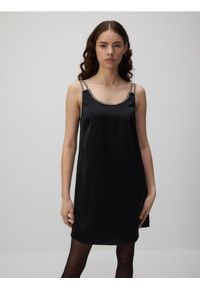 Reserved - Sukienka mini z biżuteryjnym wykończeniem - czarny. Kolor: czarny. Materiał: tkanina. Wzór: aplikacja, gładki. Długość: mini #1